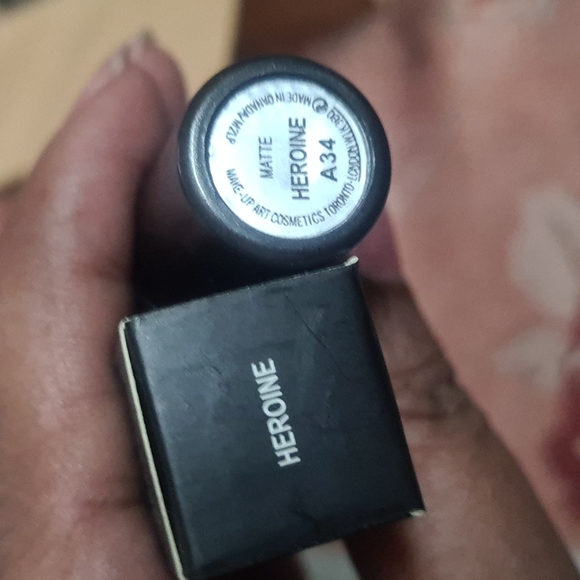 M.A.C Matte Lipstick - Heroine 3g - Picture 2 of 3